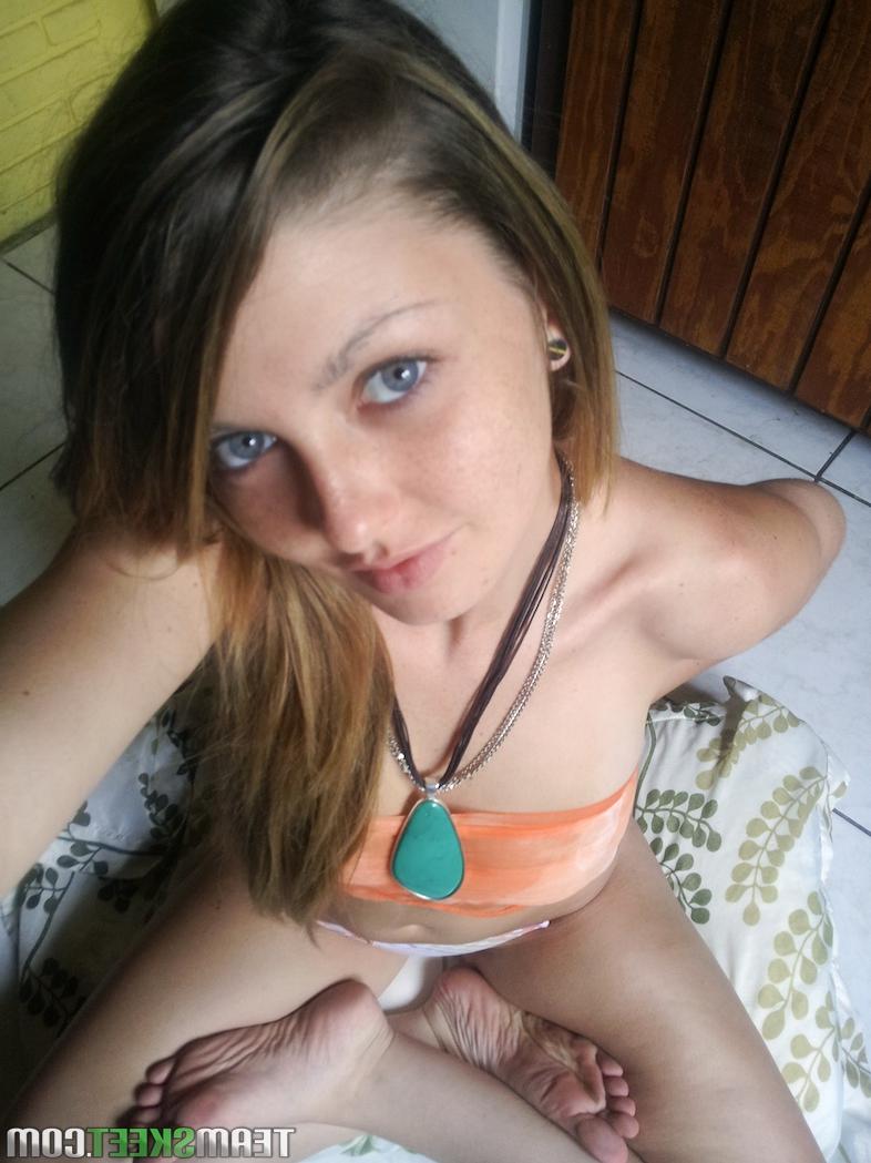 17P A sensual Staci Silverstone de biquíni expõe seios naturais ao ar livre e no chuveiro