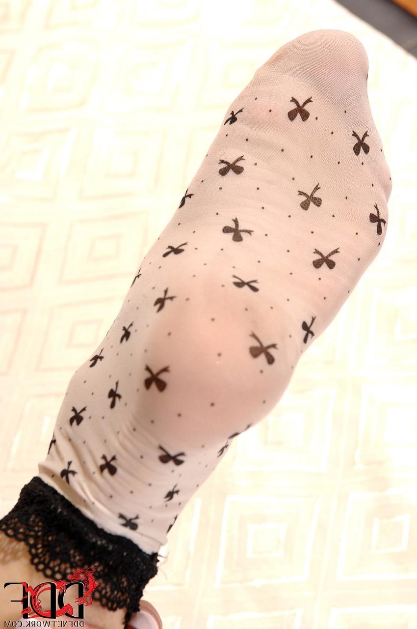 20P La petite MILF française Lana Fever révèle ses gros seins et se lèche les orteils.