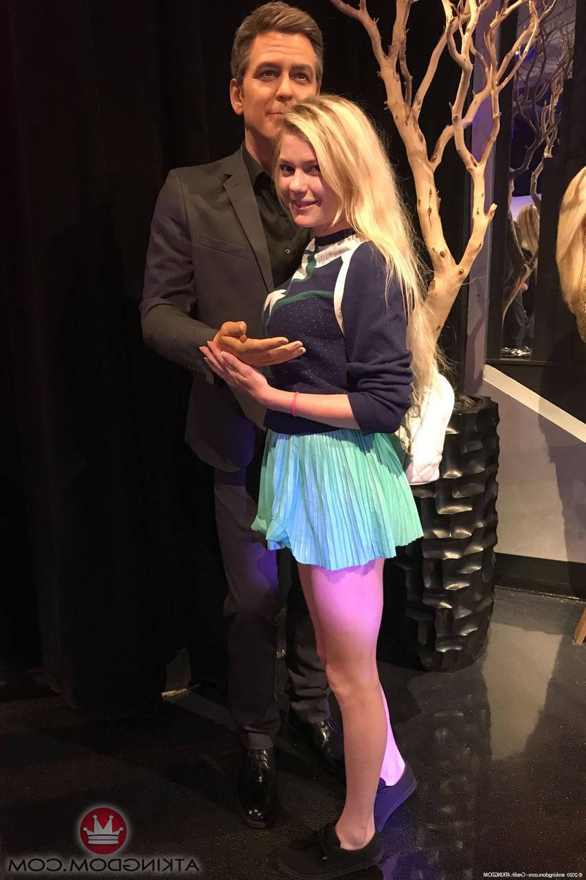 20P A adolescente caucasiana Chloe Foster posando completamente vestida e nua em sua compilação