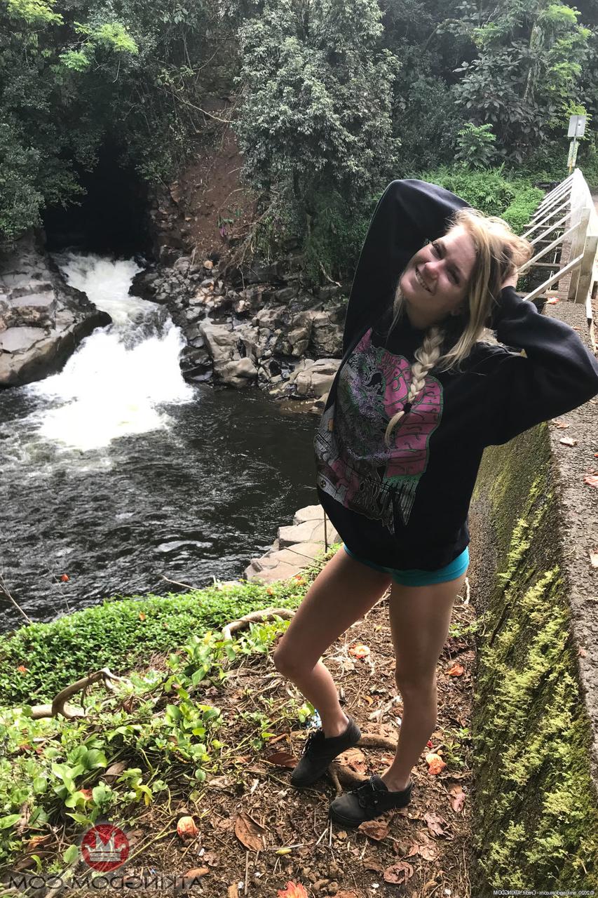 20P A adolescente caucasiana Chloe Foster posando completamente vestida e nua em sua compilação