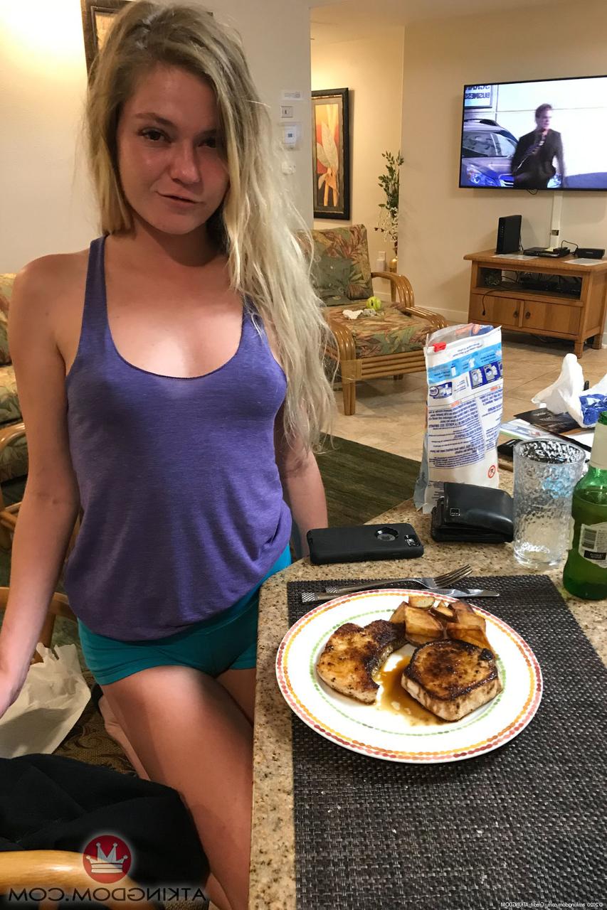 20P A adolescente caucasiana Chloe Foster posando completamente vestida e nua em sua compilação