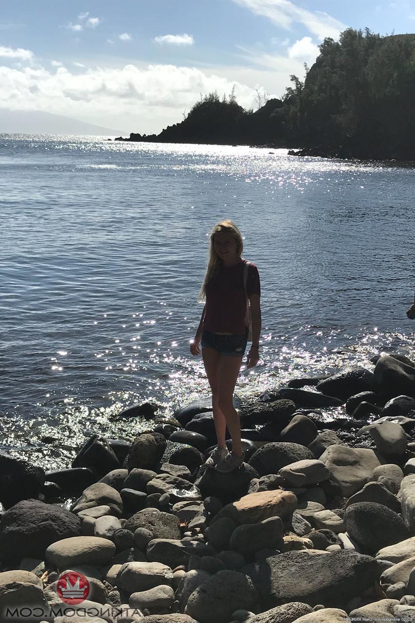 20P A adolescente caucasiana Chloe Foster posando completamente vestida e nua em sua compilação