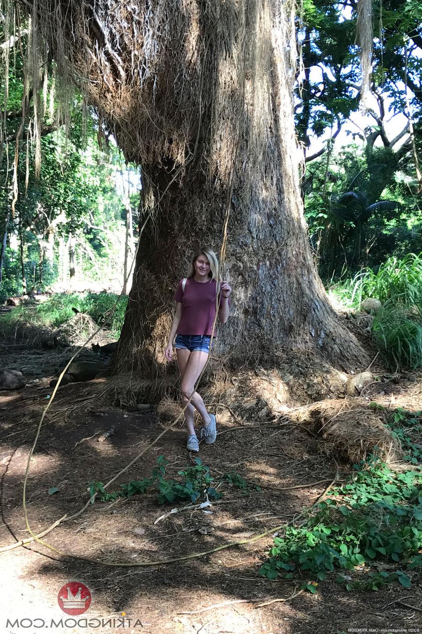 20P A adolescente caucasiana Chloe Foster posando completamente vestida e nua em sua compilação