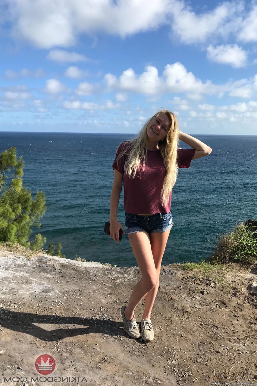 20P A adolescente caucasiana Chloe Foster posando completamente vestida e nua em sua compilação