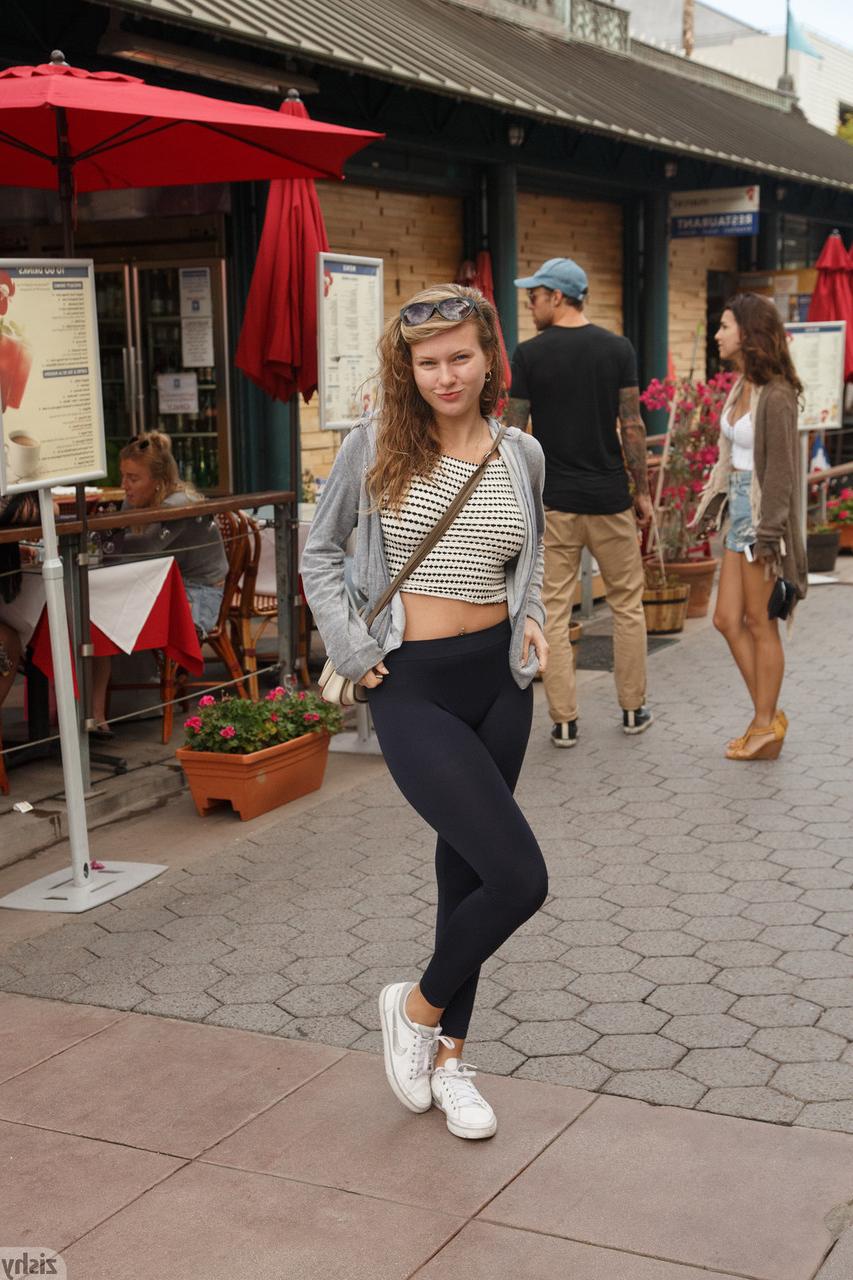 12P La hermosa joven en pantimedias tatiana penskaya muestra sus tetas naturales en público