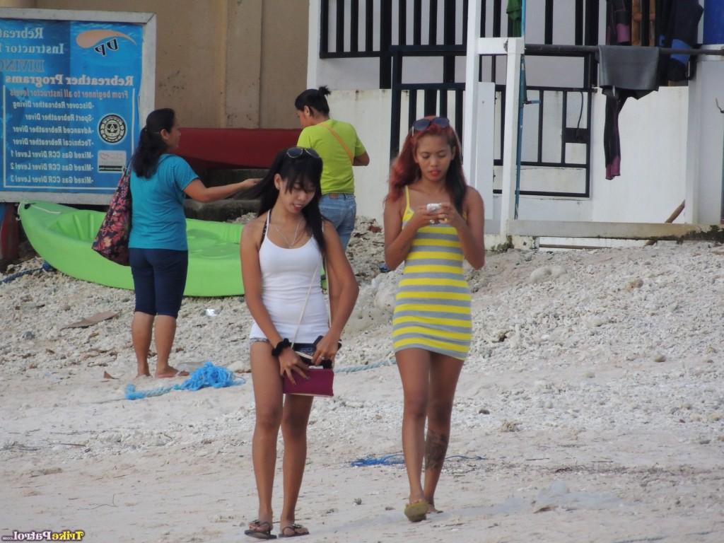 17P As putinhas asiáticas gostosas Shanelle e Bubbles posam e enfeitam-se em roupas de praia minúsculas