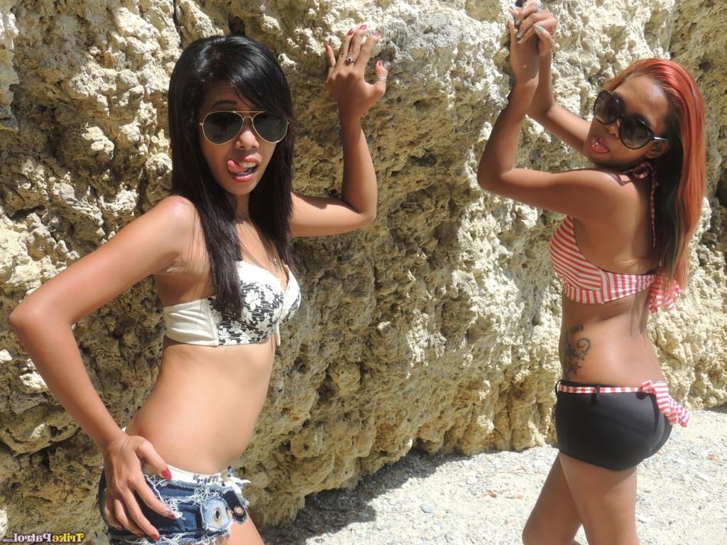 17P As putinhas asiáticas gostosas Shanelle e Bubbles posam e enfeitam-se em roupas de praia minúsculas