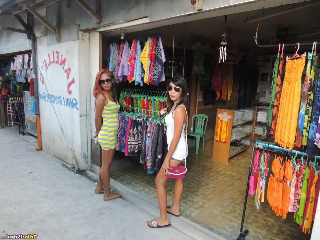 17P As putinhas asiáticas gostosas Shanelle e Bubbles posam e enfeitam-se em roupas de praia minúsculas