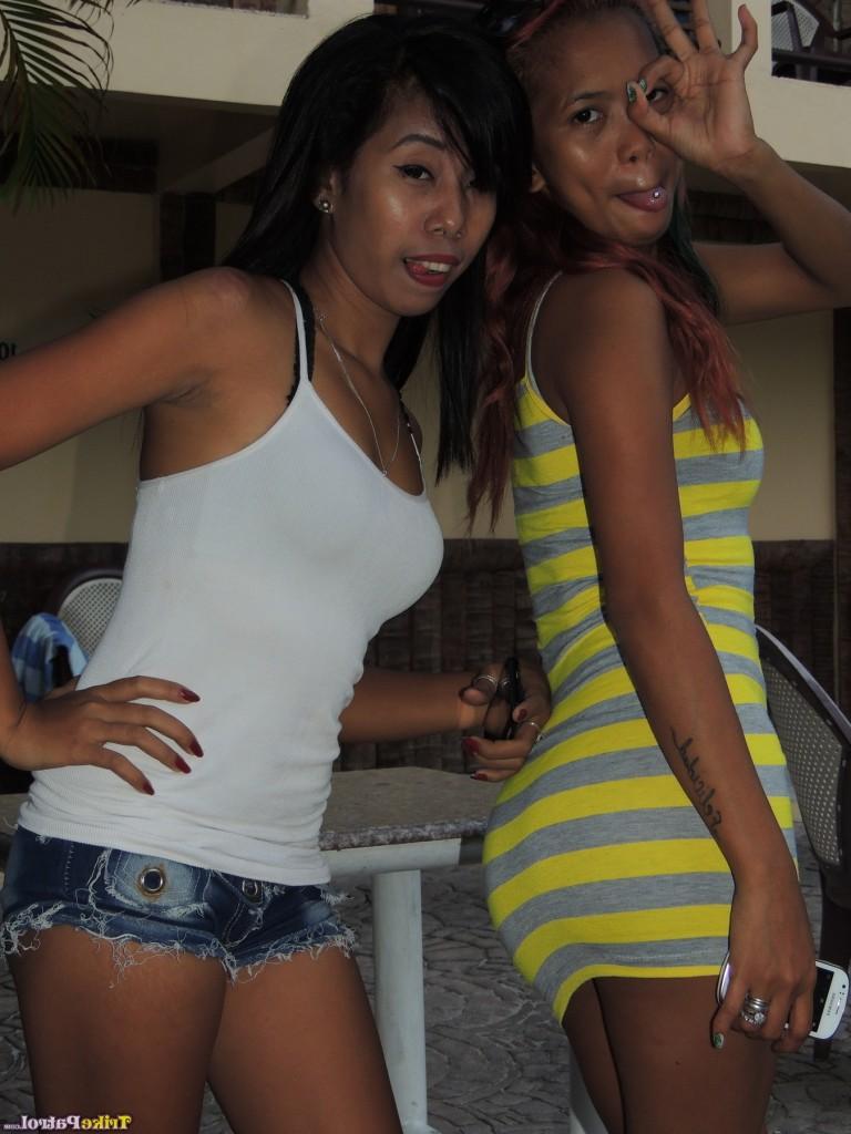 17P As putinhas asiáticas gostosas Shanelle e Bubbles posam e enfeitam-se em roupas de praia minúsculas