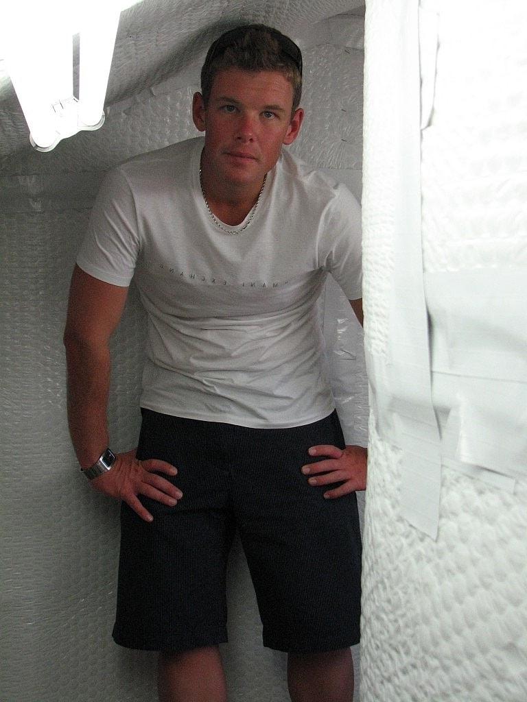 20P Hung gay Cody Balls brinca com seu vibrador anal enquanto se masturba