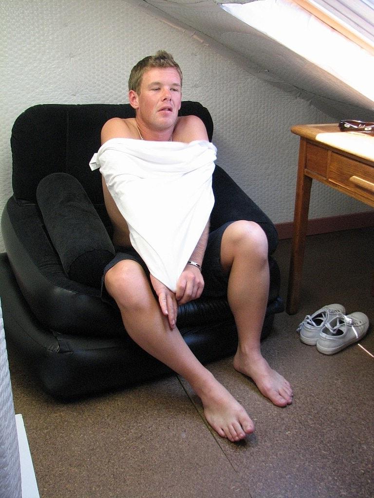 20P Hung gay Cody Balls brinca com seu vibrador anal enquanto se masturba