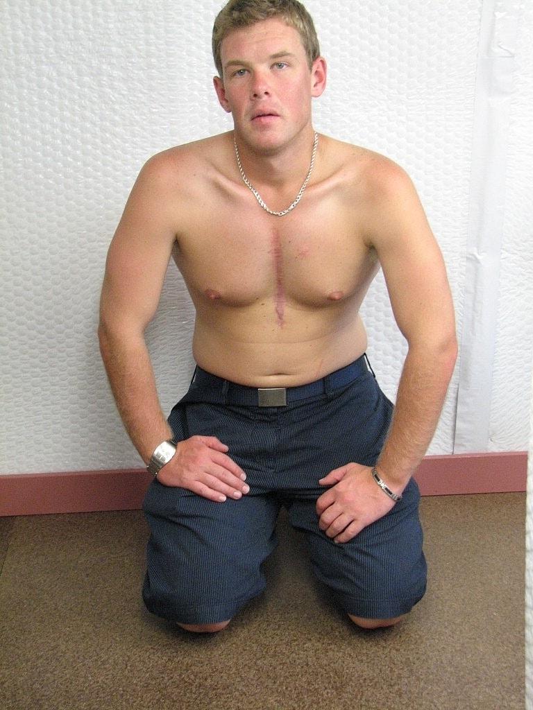20P Hung gay Cody Balls brinca com seu vibrador anal enquanto se masturba