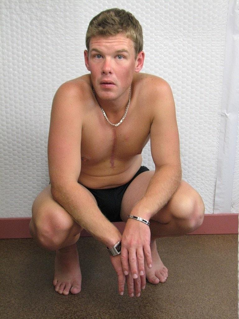 20P Hung gay Cody Balls brinca com seu vibrador anal enquanto se masturba