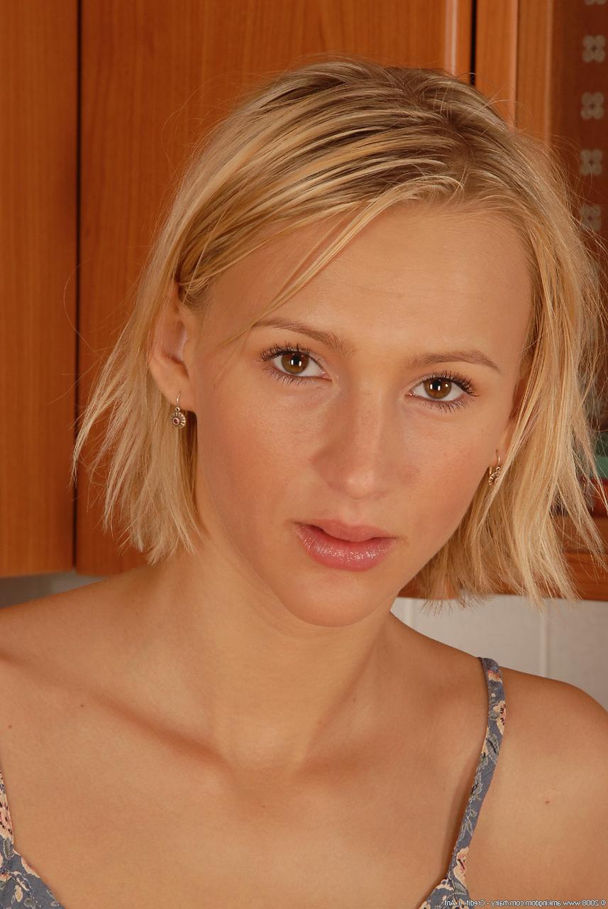 20P A pequena loira Petty mostra sua buceta peluda de perto em um solo sexy de cozinha