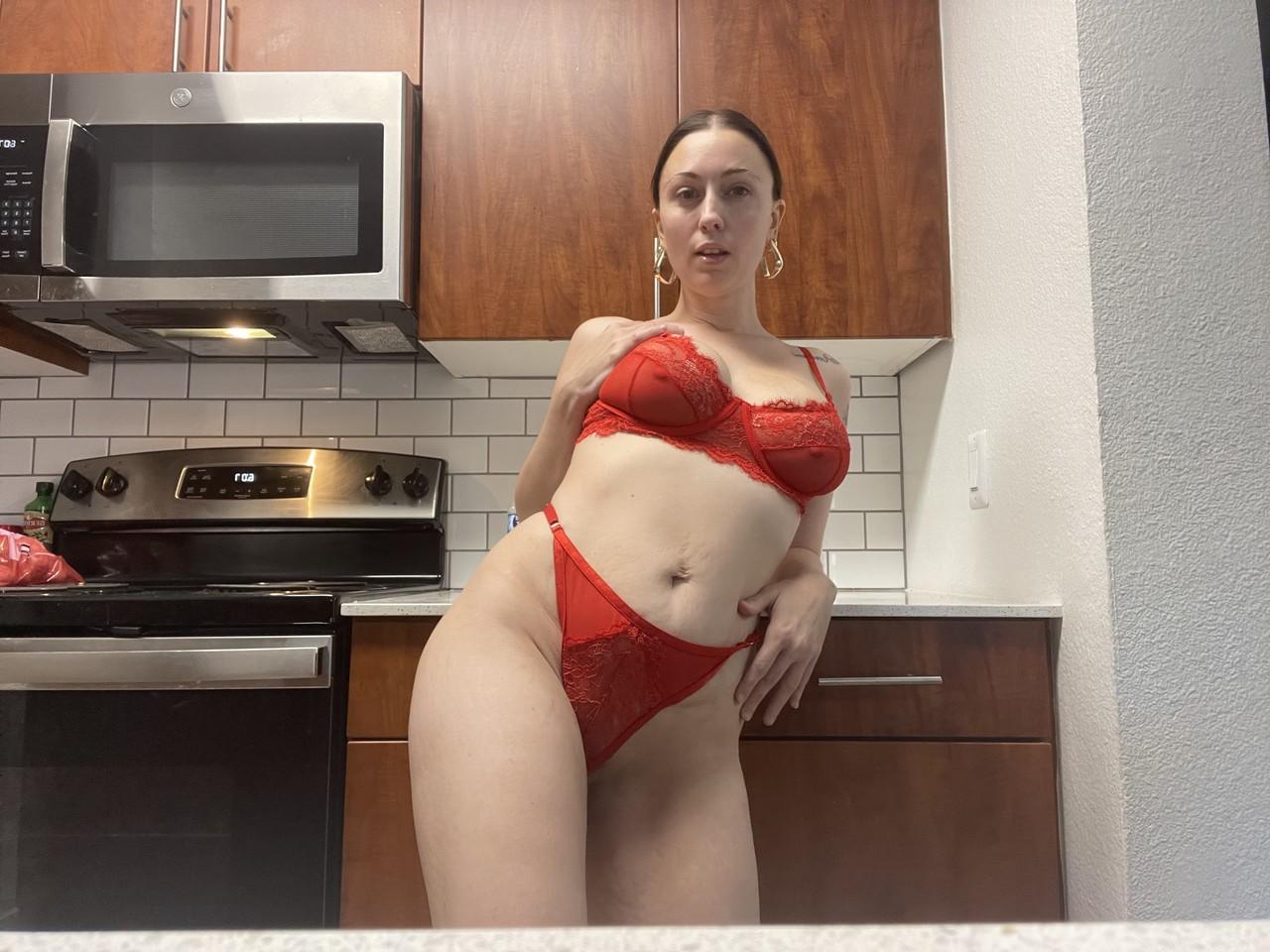 11P La atractiva amateur Kiki muestra su gran culo y sus tetas en lencería