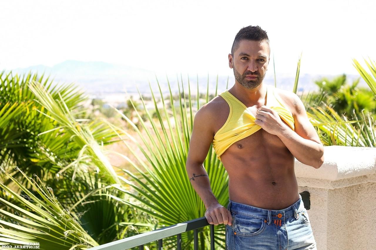 15P Der große schwule Hottie Dominic Pacifico stellt seinen Hintern zur Schau und streichelt seinen großen Schwanz