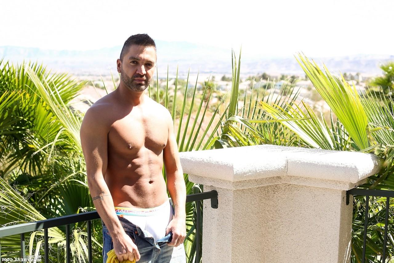15P Der große schwule Hottie Dominic Pacifico stellt seinen Hintern zur Schau und streichelt seinen großen Schwanz