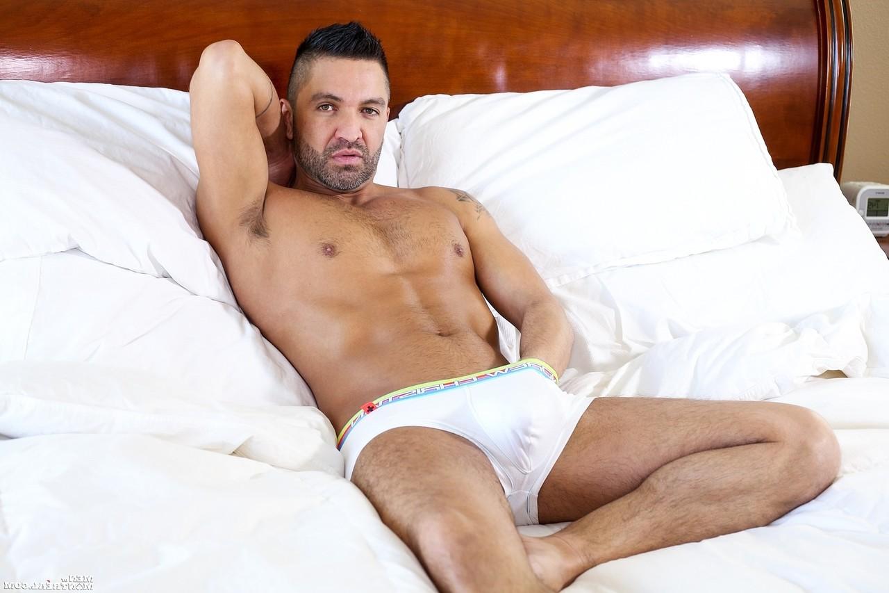15P Der große schwule Hottie Dominic Pacifico stellt seinen Hintern zur Schau und streichelt seinen großen Schwanz