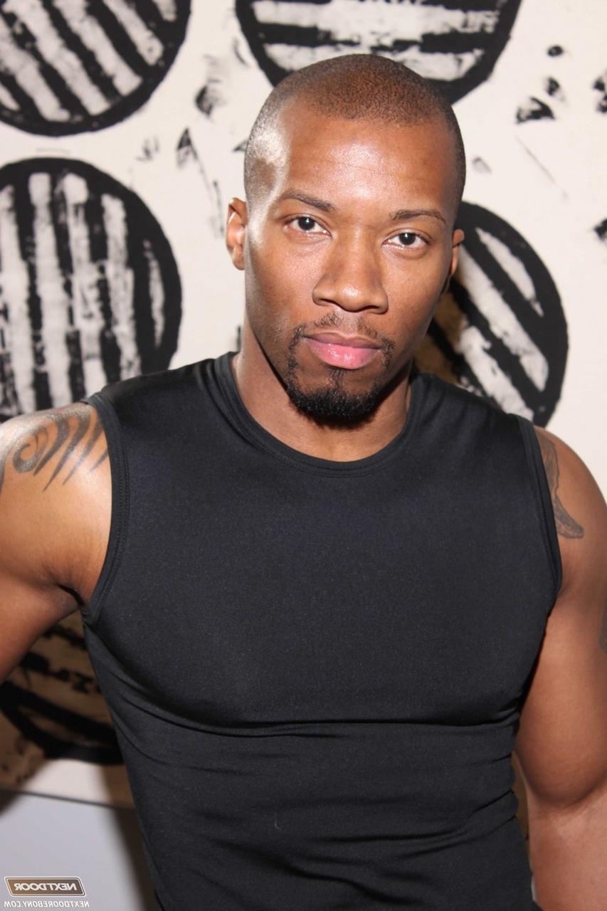 20P O lindo negro gay Kai Adams mostra seus músculos e hot rod em um solo