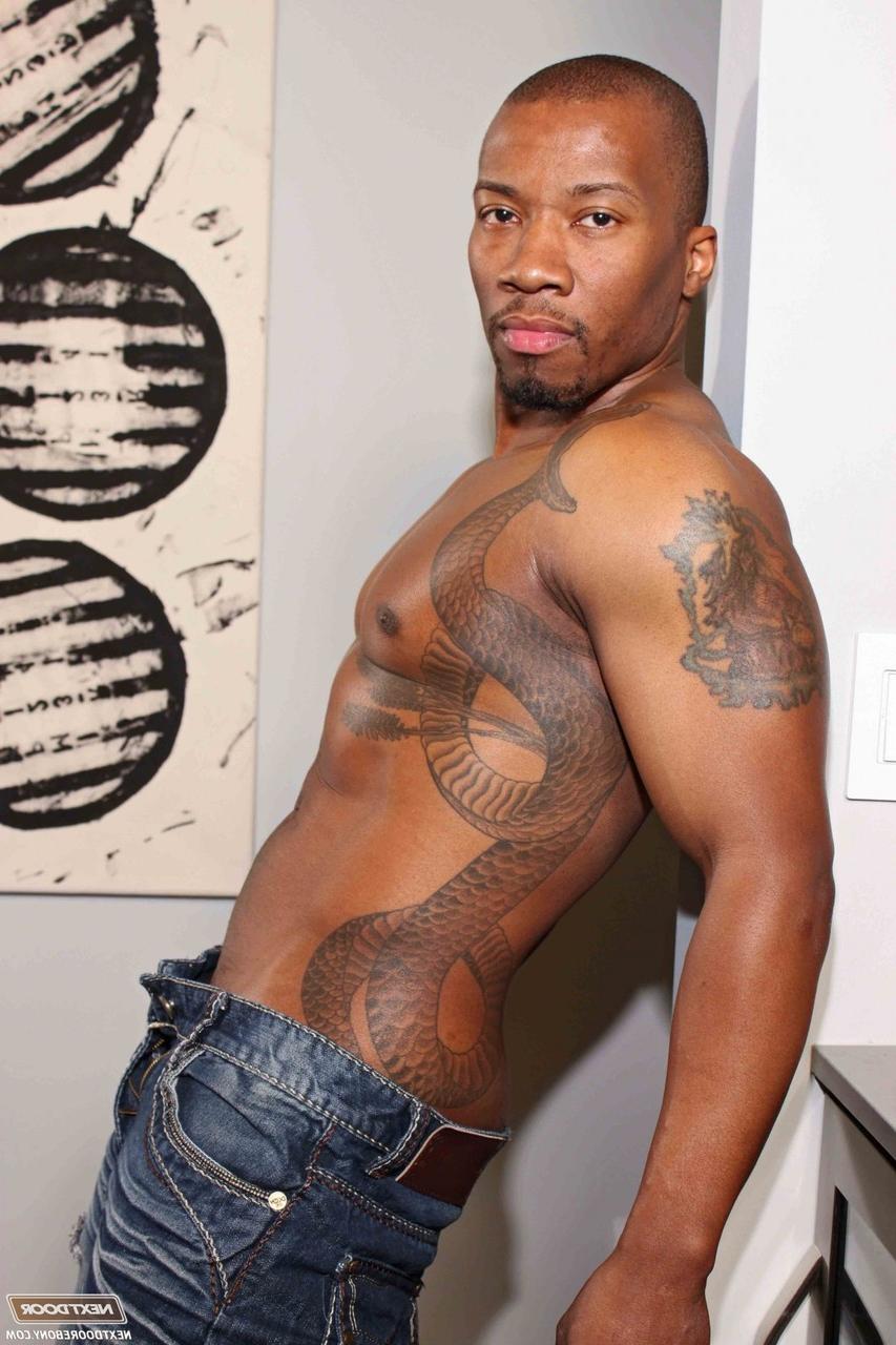 20P O lindo negro gay Kai Adams mostra seus músculos e hot rod em um solo