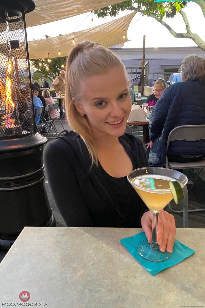 20P Der süße Amateur-Teenager Paris White enthüllt ihre saftige Fotze und posiert auf einem Bett
