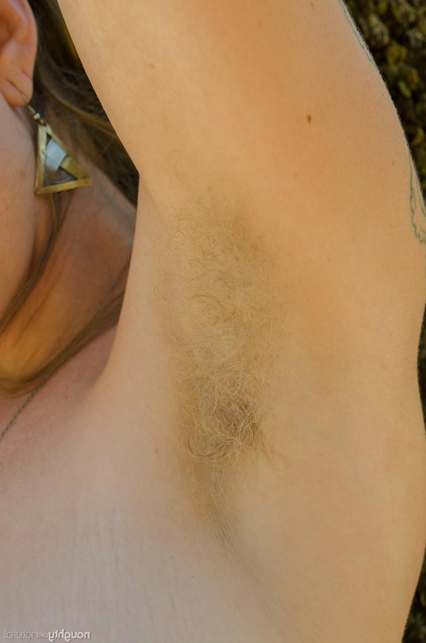20P La estadounidense amateur Vestacia JonQuil muestra sus grandes tetas y su coño peludo en la naturaleza
