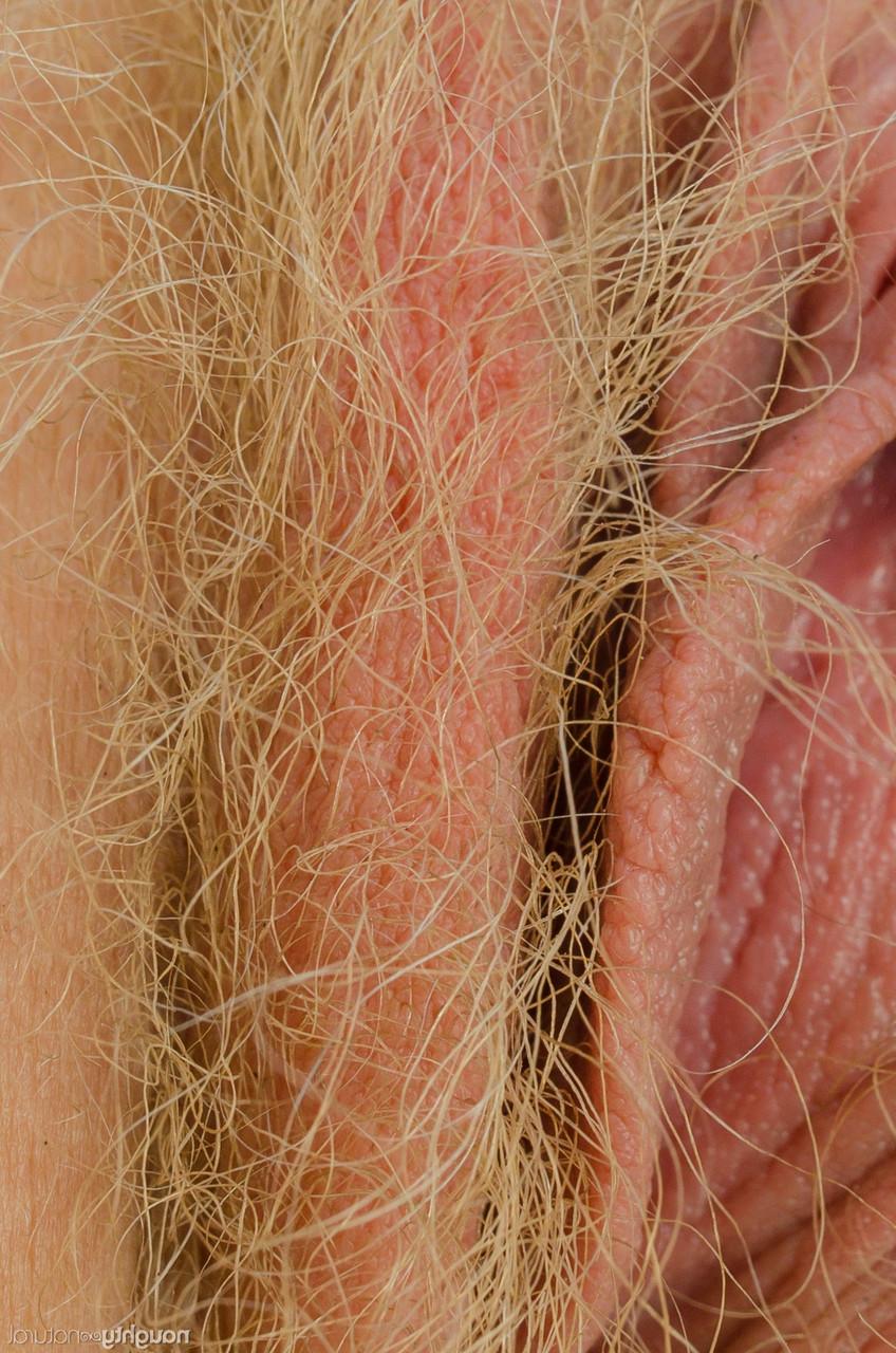 20P La estadounidense amateur Vestacia JonQuil muestra sus grandes tetas y su coño peludo en la naturaleza