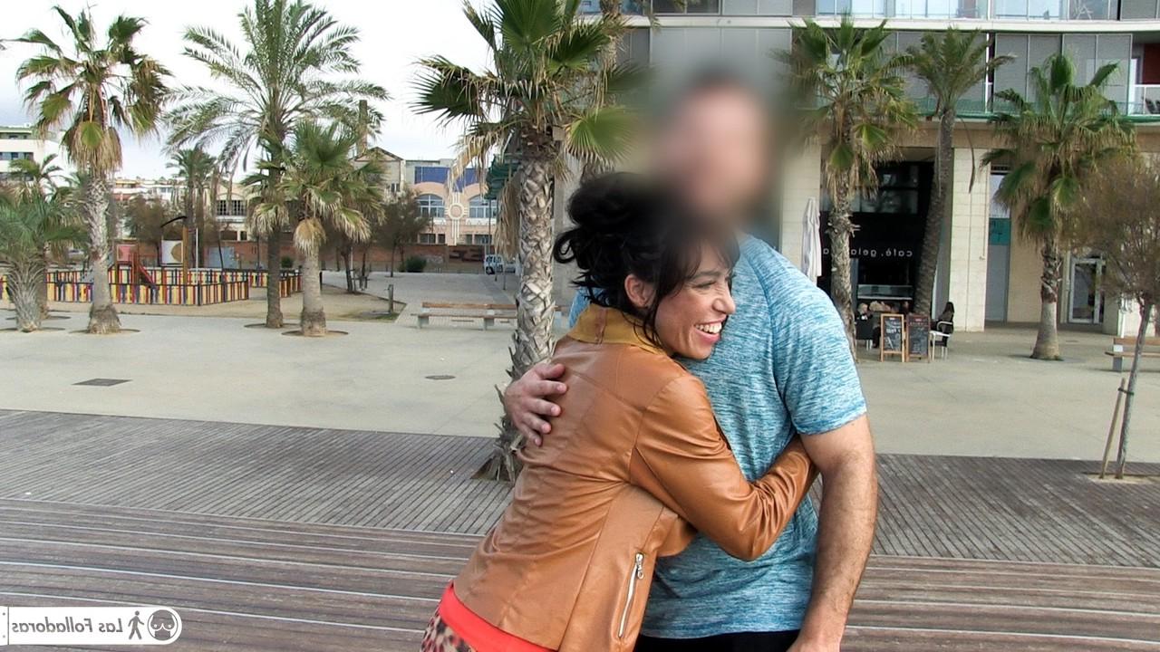 17P La voluptueuse et sexy Suhaila Hard ramasse des inconnus à la plage pour une baise décontractée.