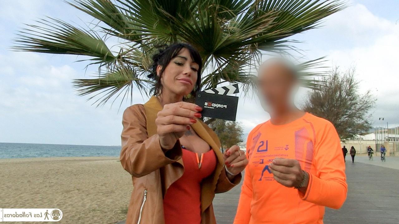 17P La voluptueuse et sexy Suhaila Hard ramasse des inconnus à la plage pour une baise décontractée.