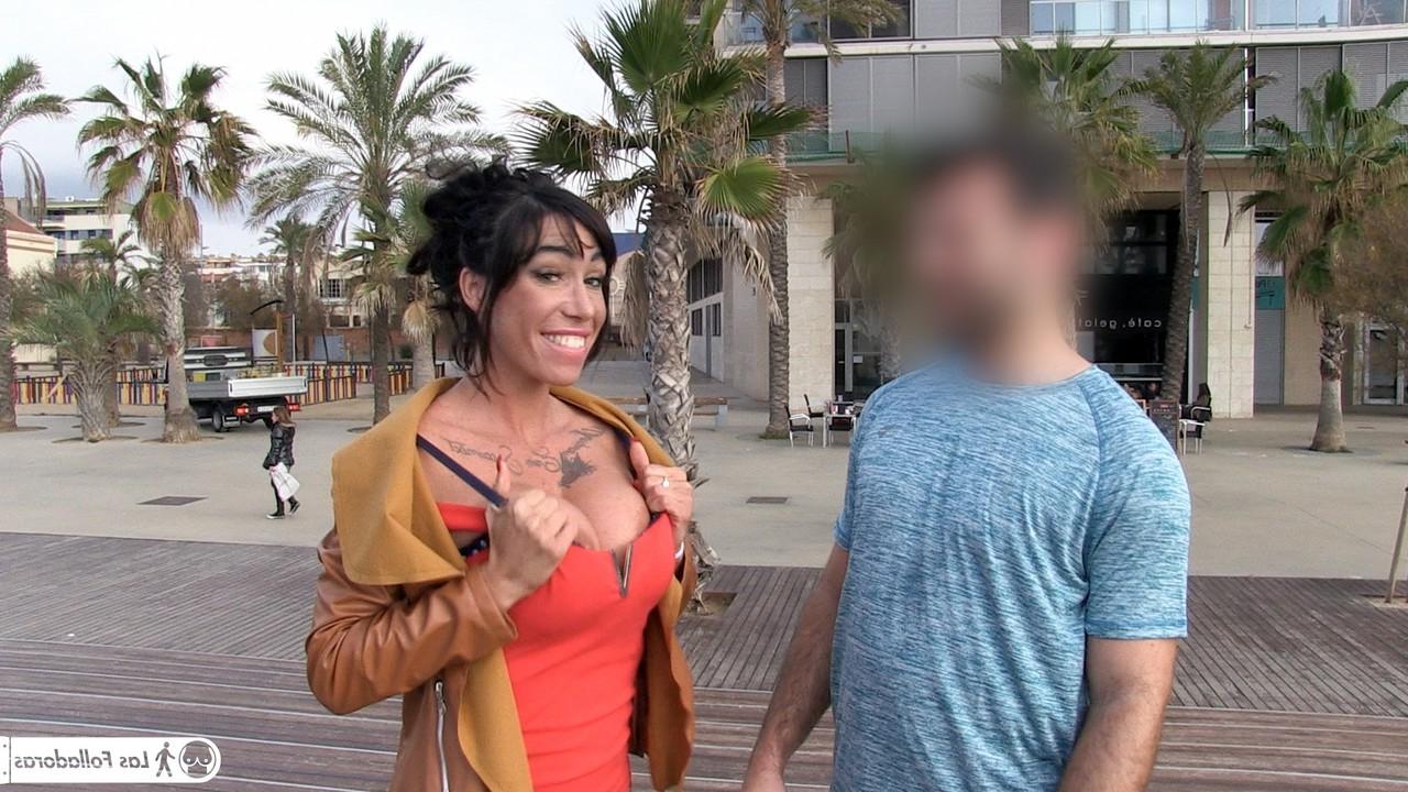 17P La voluptueuse et sexy Suhaila Hard ramasse des inconnus à la plage pour une baise décontractée.
