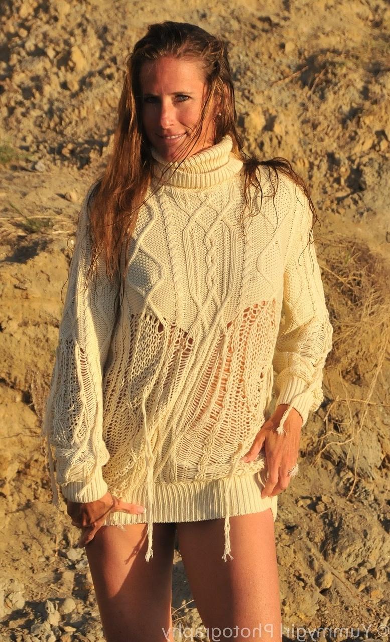 20P Amadora MILF Sofie Marie revela seu regalo e grande saque no deserto