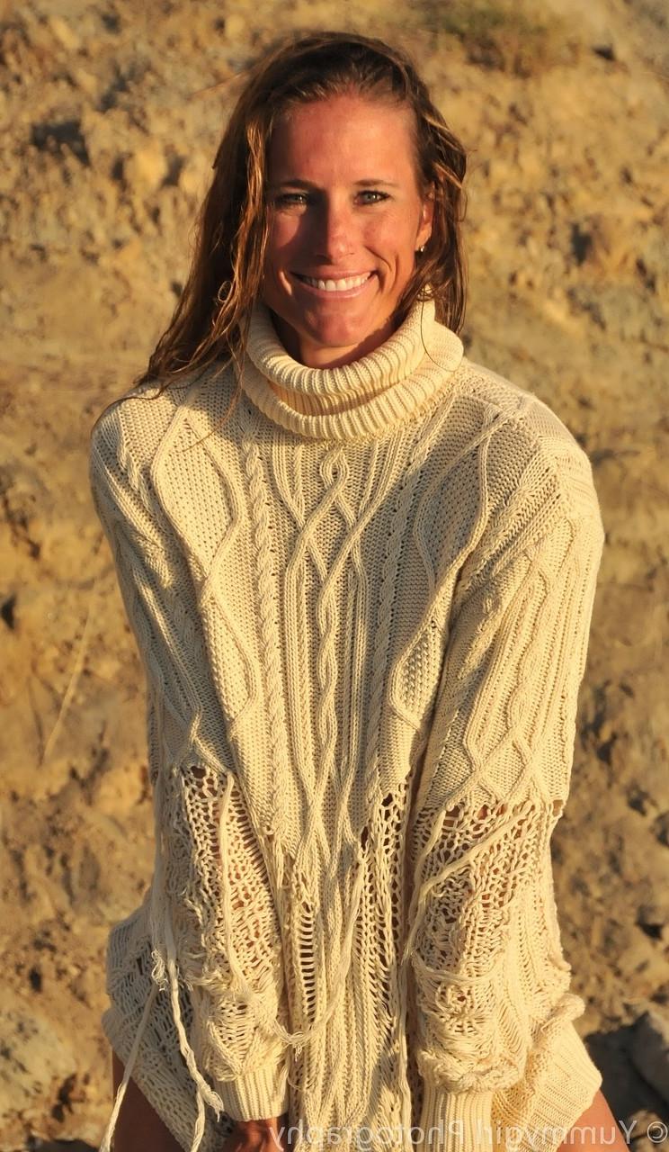 20P Amadora MILF Sofie Marie revela seu regalo e grande saque no deserto