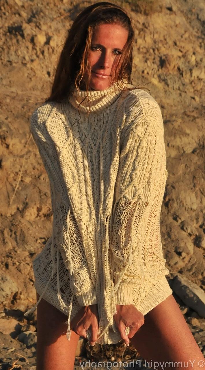 20P Amadora MILF Sofie Marie revela seu regalo e grande saque no deserto