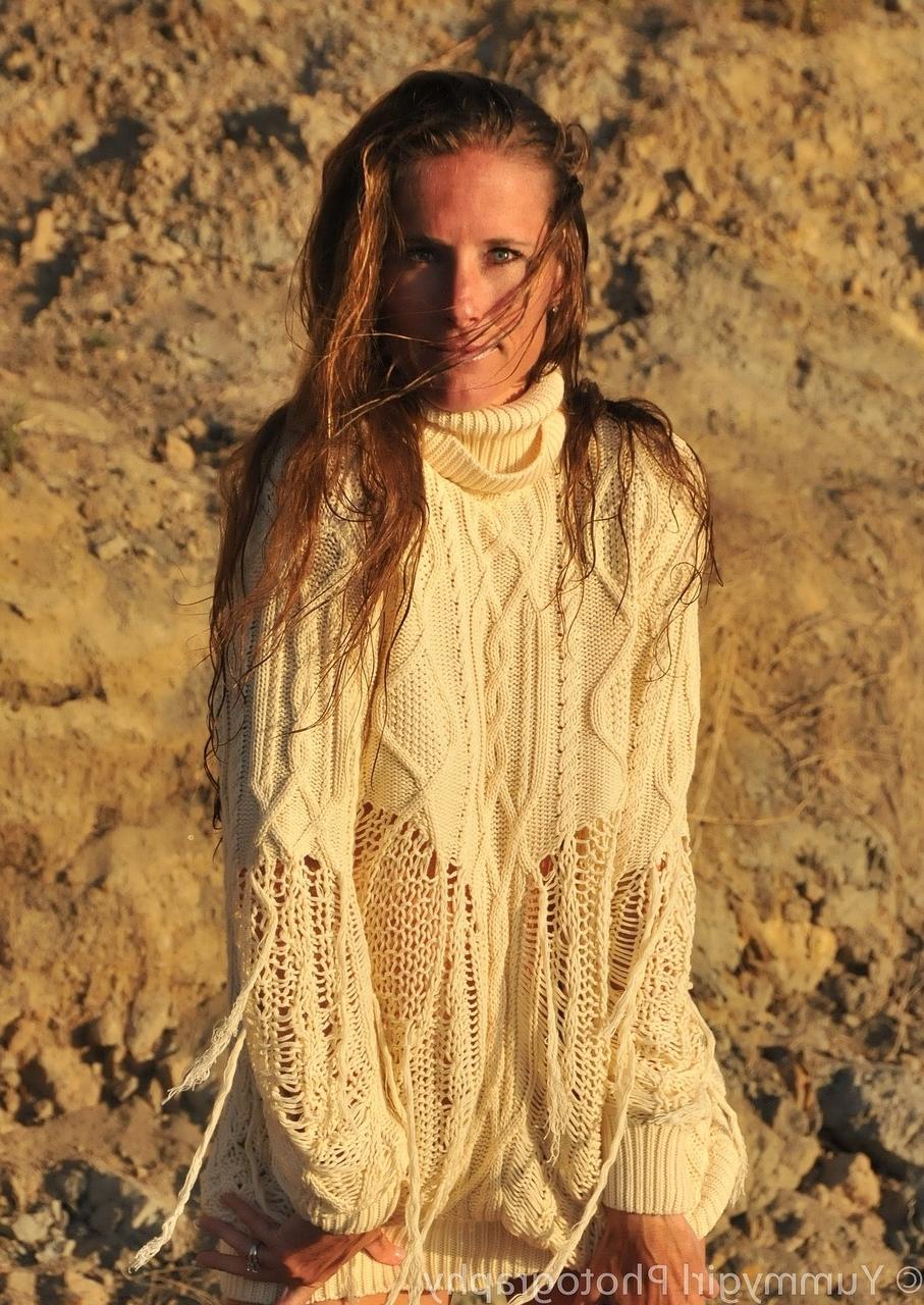 20P Amadora MILF Sofie Marie revela seu regalo e grande saque no deserto