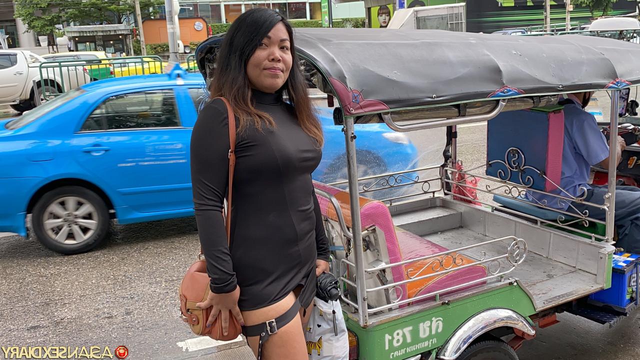 20P Chubby Asian babe Oam F shows off her great ass and her shaved pussy