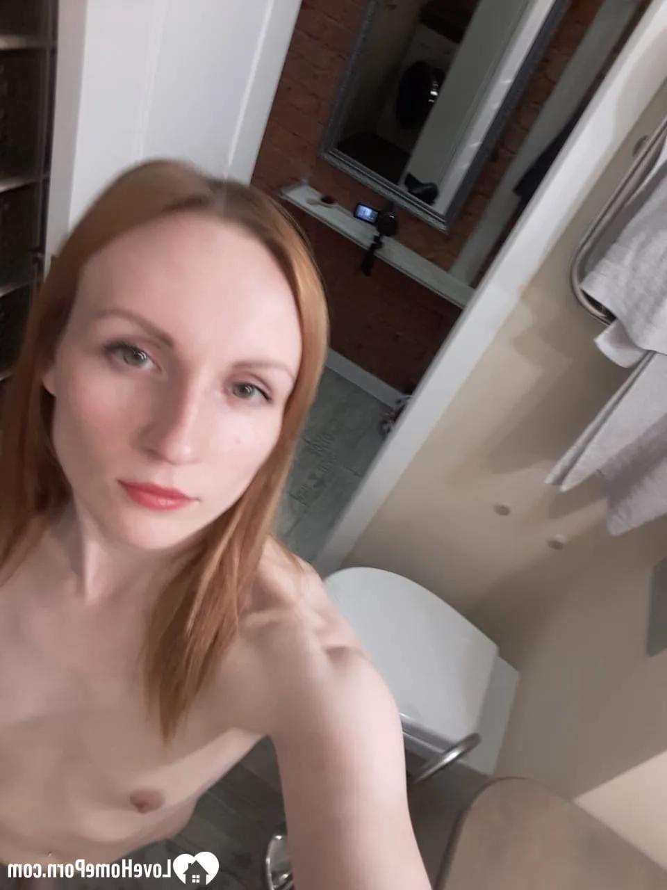 20P Ruiva magrinha tira selfies nuas no banheiro mostrando seus peitos minúsculos