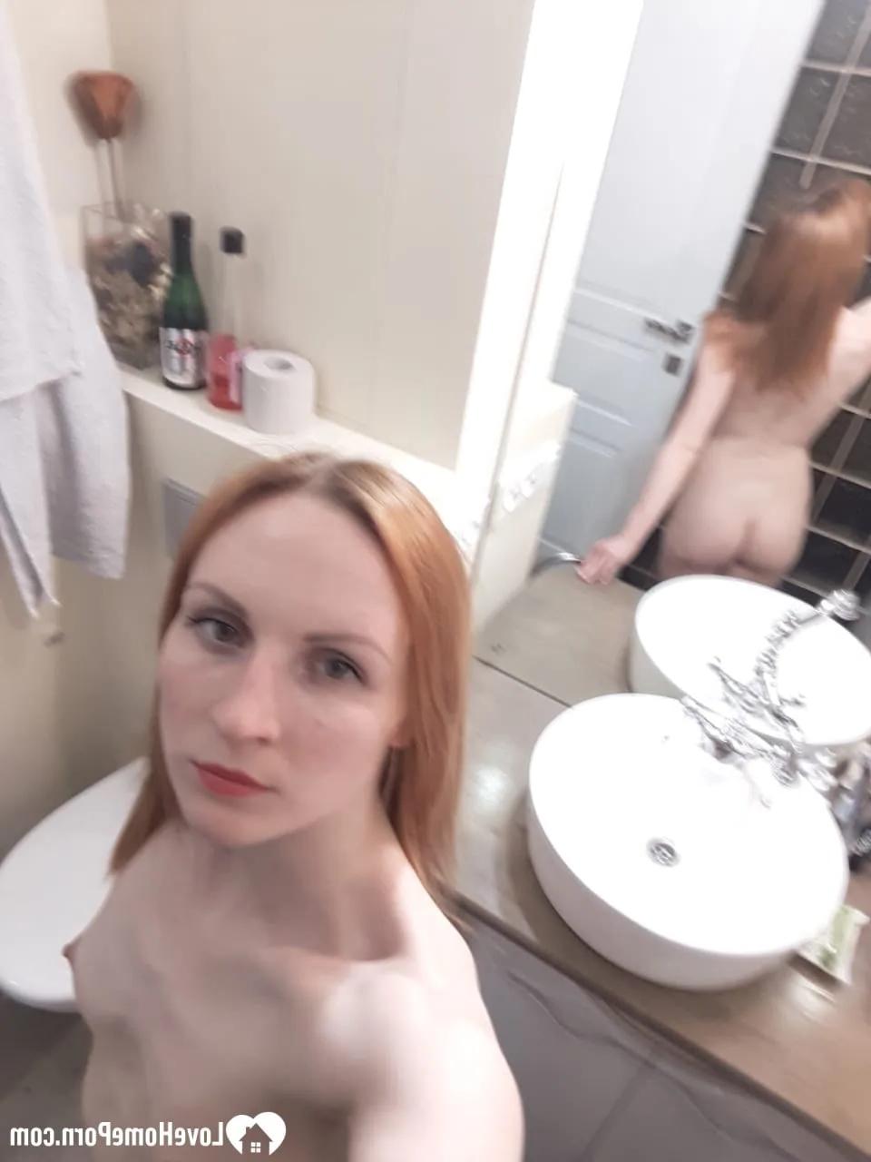 20P Ruiva magrinha tira selfies nuas no banheiro mostrando seus peitos minúsculos