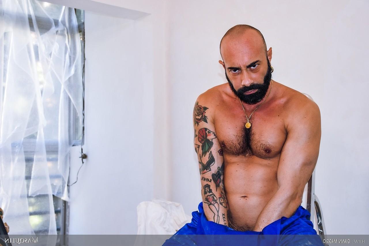 19P O gay italiano careca e barbudo Gianni Maggio puxa seu pau enorme e faz pose