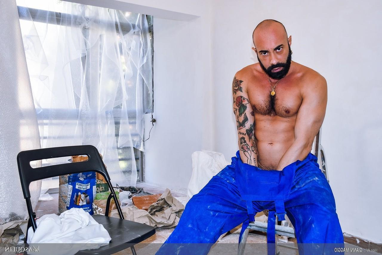 19P O gay italiano careca e barbudo Gianni Maggio puxa seu pau enorme e faz pose