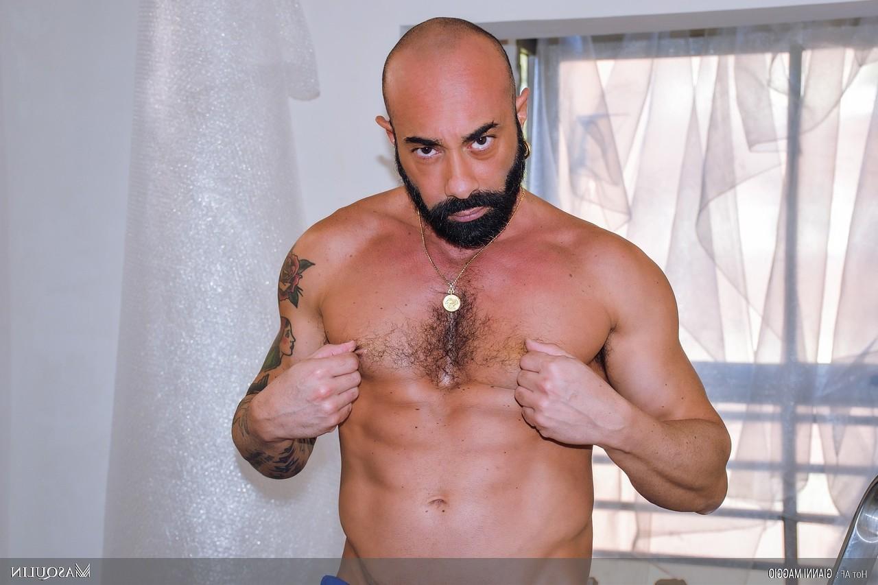 19P O gay italiano careca e barbudo Gianni Maggio puxa seu pau enorme e faz pose