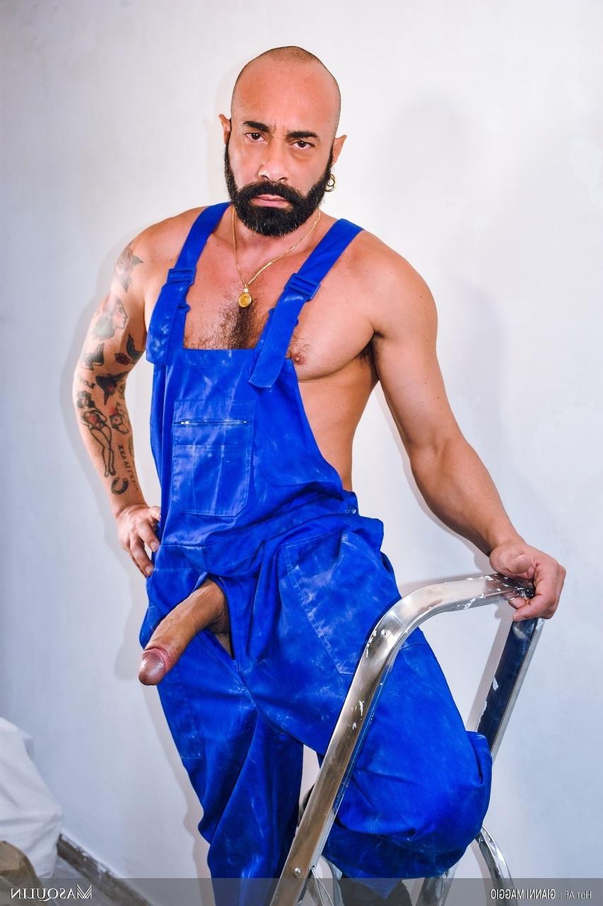 19P O gay italiano careca e barbudo Gianni Maggio puxa seu pau enorme e faz pose