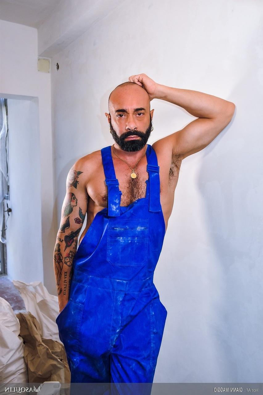 19P O gay italiano careca e barbudo Gianni Maggio puxa seu pau enorme e faz pose
