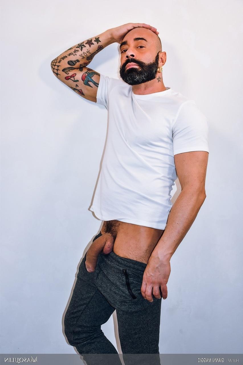 19P O gay italiano careca e barbudo Gianni Maggio puxa seu pau enorme e faz pose