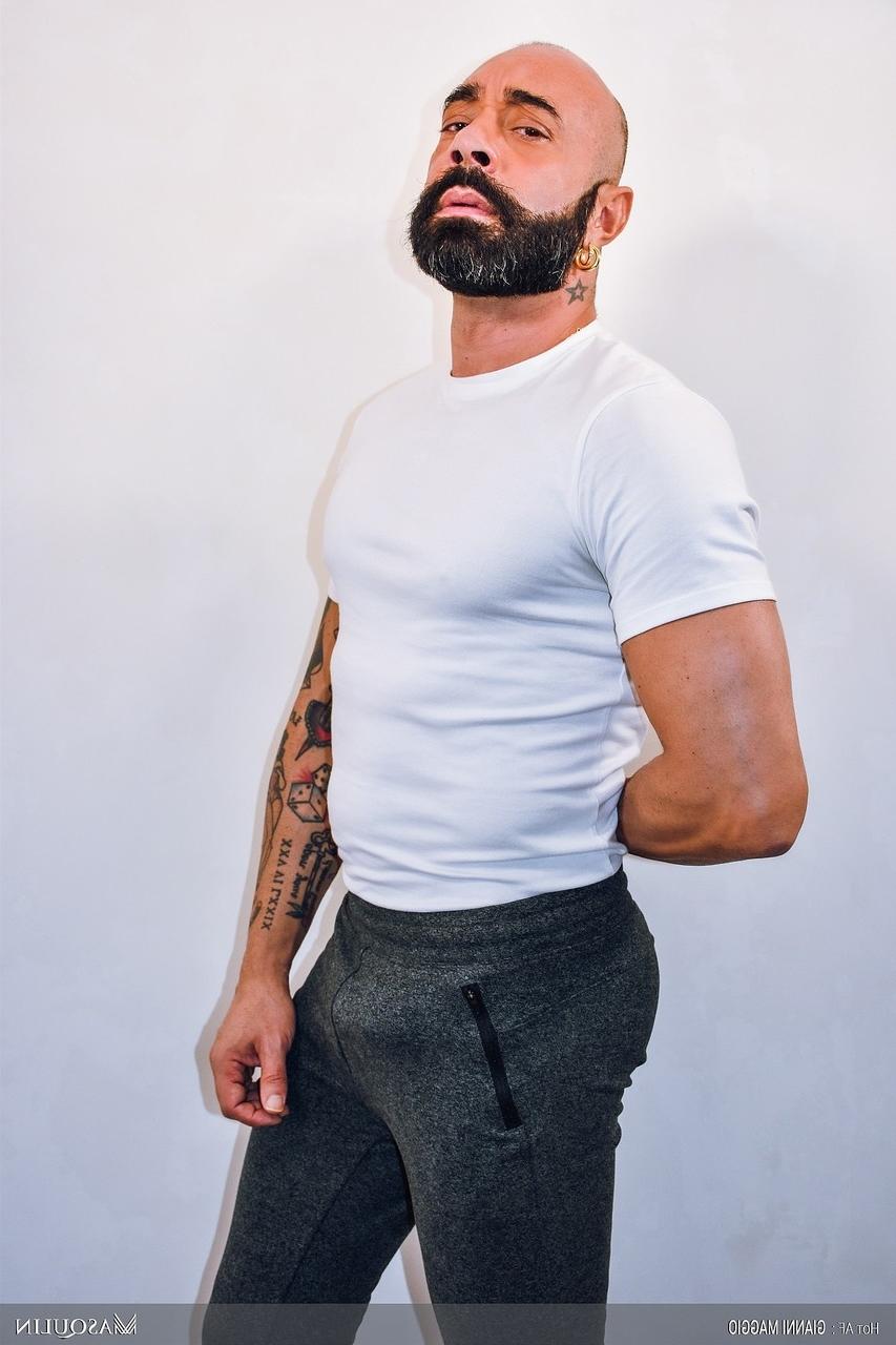 19P O gay italiano careca e barbudo Gianni Maggio puxa seu pau enorme e faz pose