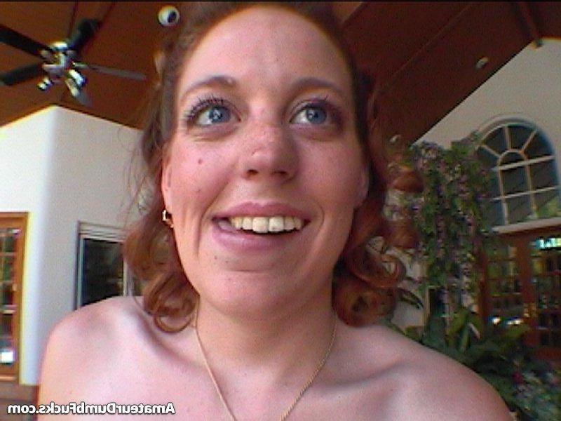 20P Die Amateur-MILF Anastacia Curkova beugt sich über einen Kerl und lutscht ihm im POV den Schwanz