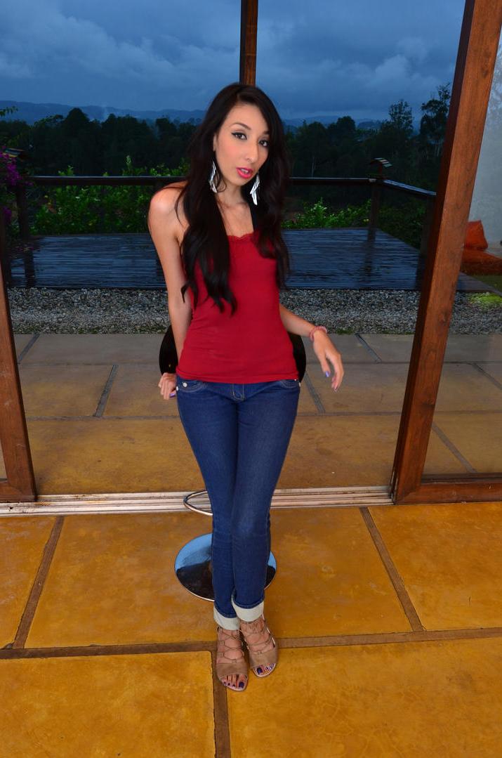17P Morena sedutora latina gostosa posa seu doce corpo em jeans apertados