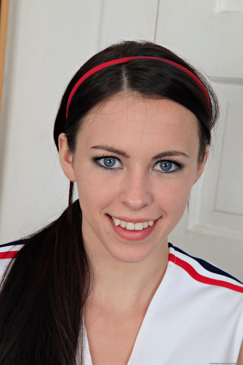 20P Die amerikanische Cheerleaderin Veronica Radke zieht sich aus und reibt langsam ihre süße Muschi