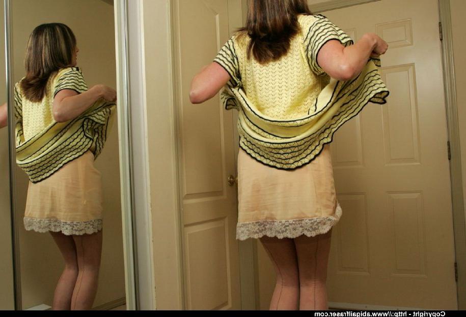 12P La señora de mediana edad Abigail Fraser muestra sus bragas transparentes frente a un espejo
