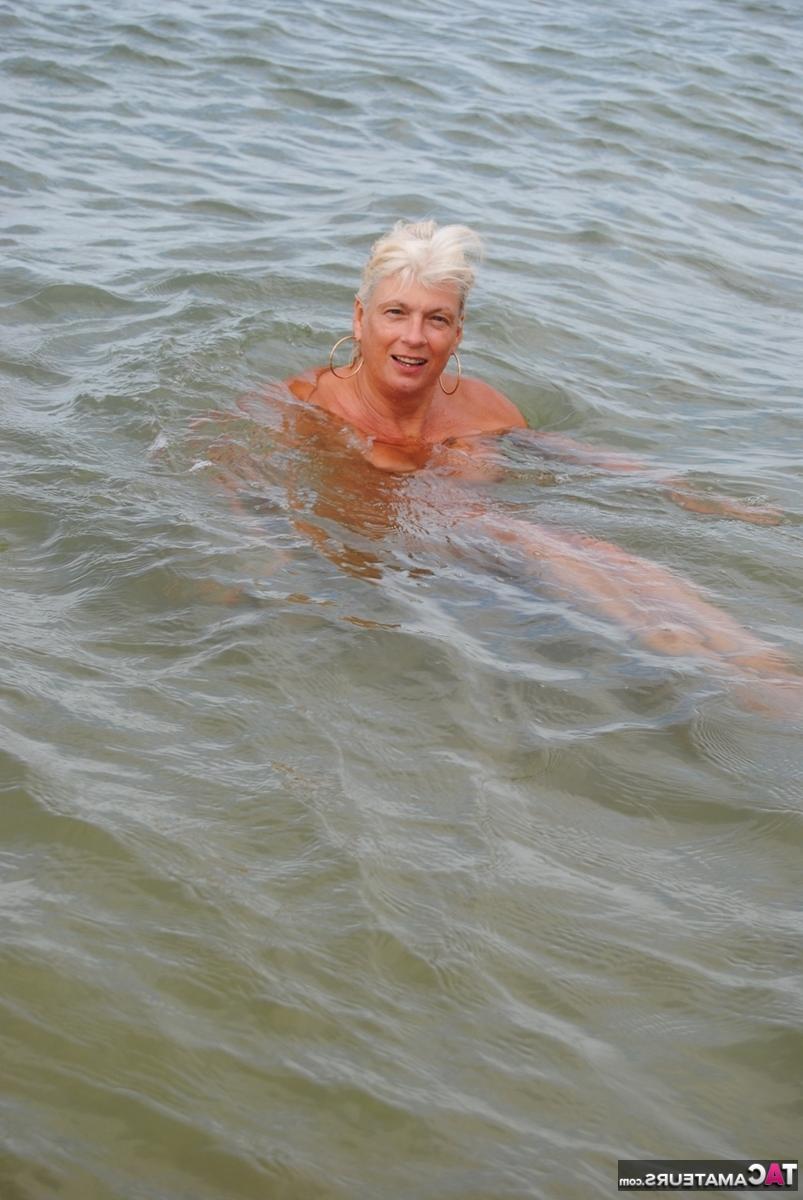 20P Der alte Amateur Dimonty wirft einen Kuss zu, nachdem er nackt im Meer gebadet hat