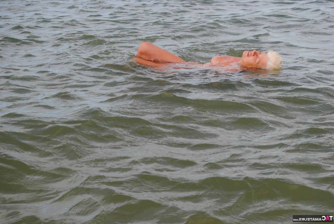 20P Der alte Amateur Dimonty wirft einen Kuss zu, nachdem er nackt im Meer gebadet hat